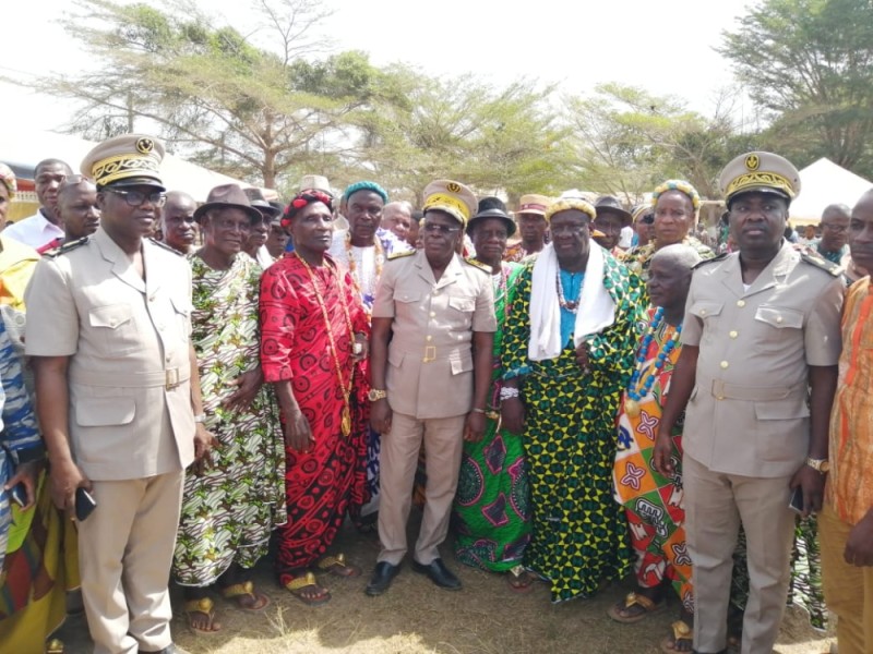Le préfet de la région de la Nawa (au centre) et les populations de plusieurs localités dont Grand-Zattry ont échangé sur divers sujets. (DR)