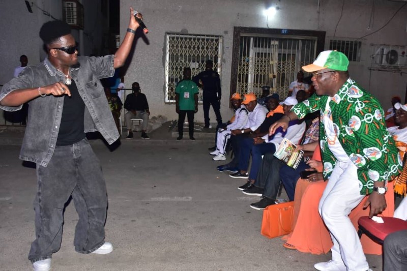 Le maire de Marcory a  dansé avec l'artiste Fior 2 Bior. (DR)