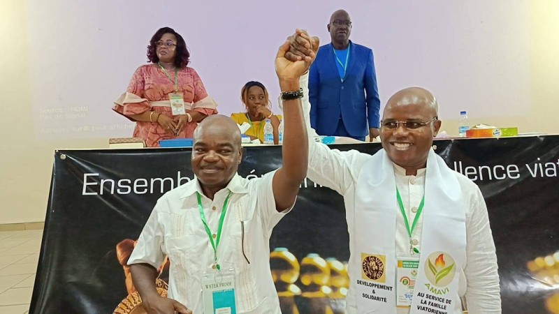 Le nouveau président de l’Amavi, Luc Armand Bohoulet Gnégnéné (à droite), félicité par Camille Kouamé, son prédécesseur. (Ph: Dr)