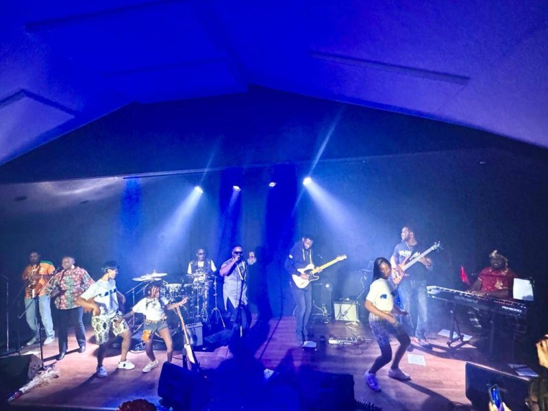 Bébi Philip a fait montre de son talent de musicien mais aussi de chanteur.  
	
