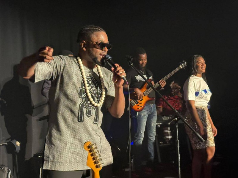 Bébi Philip a fait montre de son talent de musicien mais aussi de chanteur.