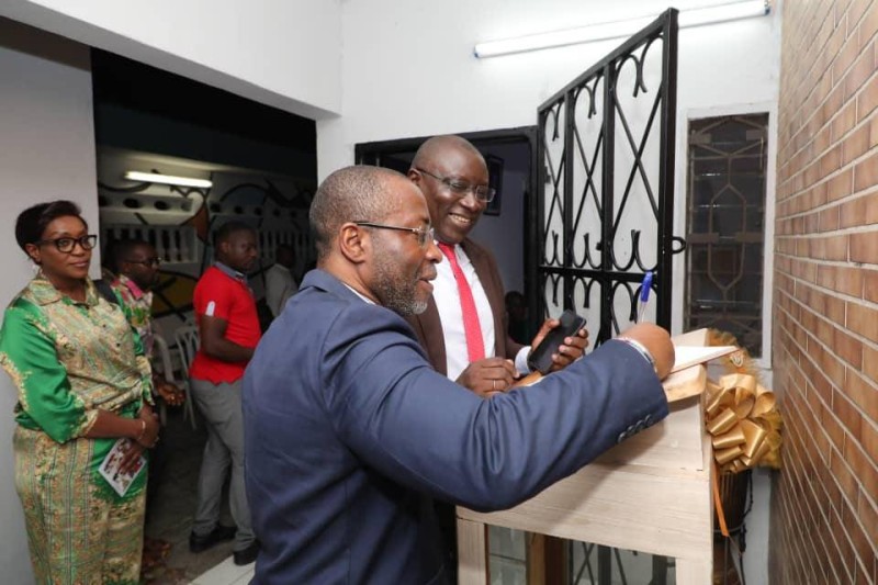 Serge Abdel Nouho, directeur général de Fraternité Matin, et le directeur général adjoint, Adama Koné, signant le livre de condoléances (PHOTOS HONORE BOSSON)