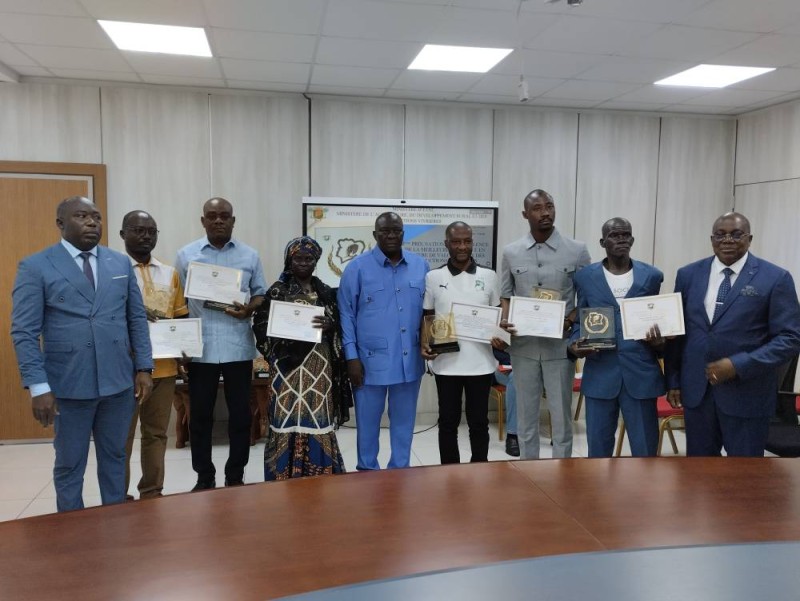 Les lauréats autour du ministre d’Etat Kobenan Kouassi Adjoumani, brandissent avec fierté leurs prix. (Photo DR)