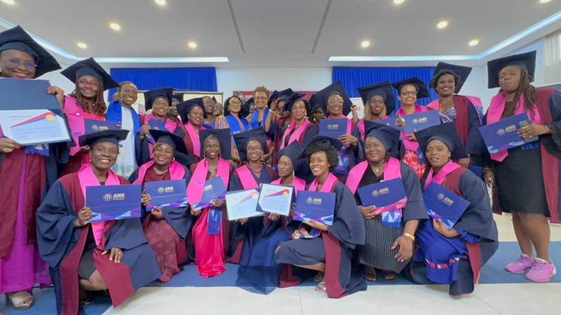 Les membres de la 4e cohorte de bénéficiaires du programme AWE ont reçu leurs diplômes (Dr)