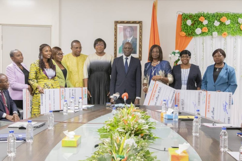 Les lauréates ont posé avec le ministre Adama Diawara. (DR)