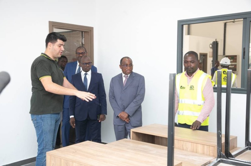 Le ministre N'Guessan Koffi s'imprègne du déroulement des travaux. (DR)