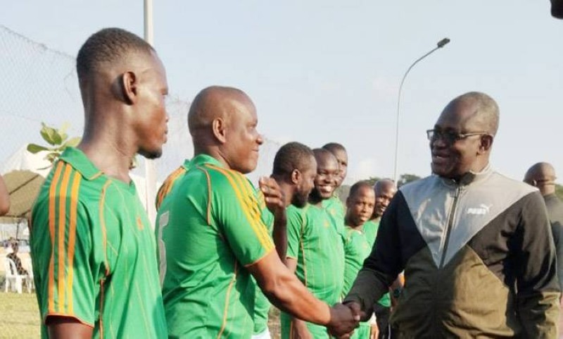 Le président de l'Université Félix Houphouët-Boigny a communié avec les enseignants lors du tournoi. (Ph: Dr)