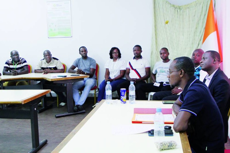 L’inspecteur du travail Guy-Martinien Kouassi, s’entretenant avec collège vainqueur (Ph: Poro Dagnogo)