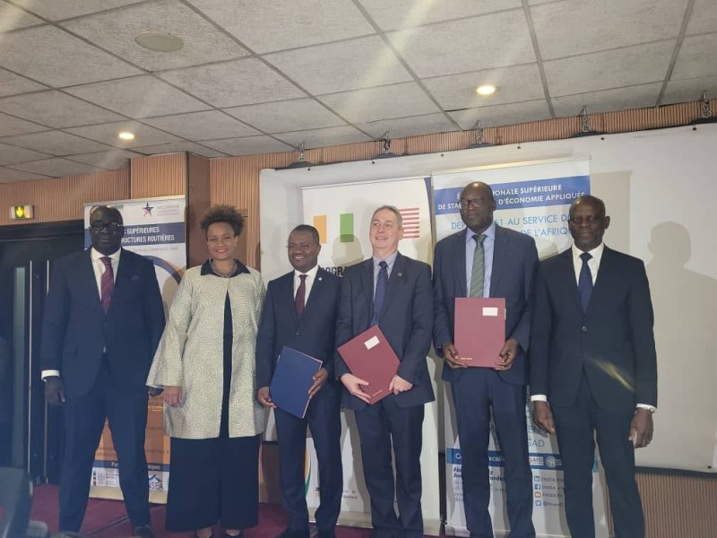 Les représentants des universités après la signature de protocole de la double diplomation. (Ph: Dr)