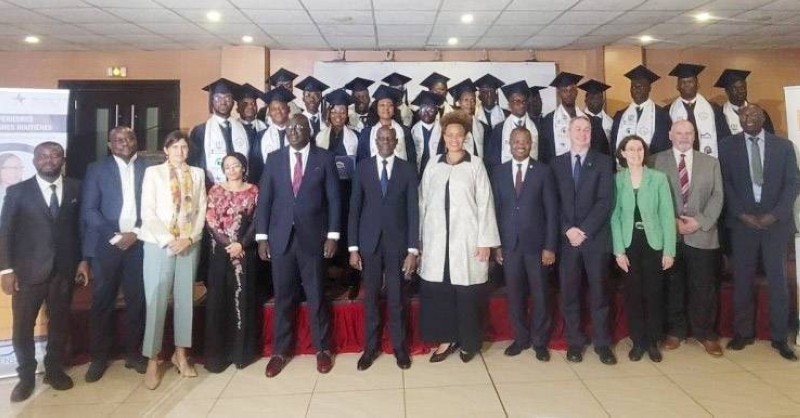 Les récipiendaires posant avec les officiels. (Ph: Dr)