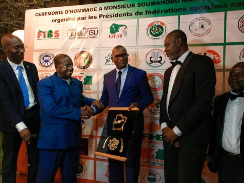 Le ministre des Sports remettant auprésident Soumahoro Mamdou un présent à la faveur de l'hommage que lui ont rendu les fédérations (DR)