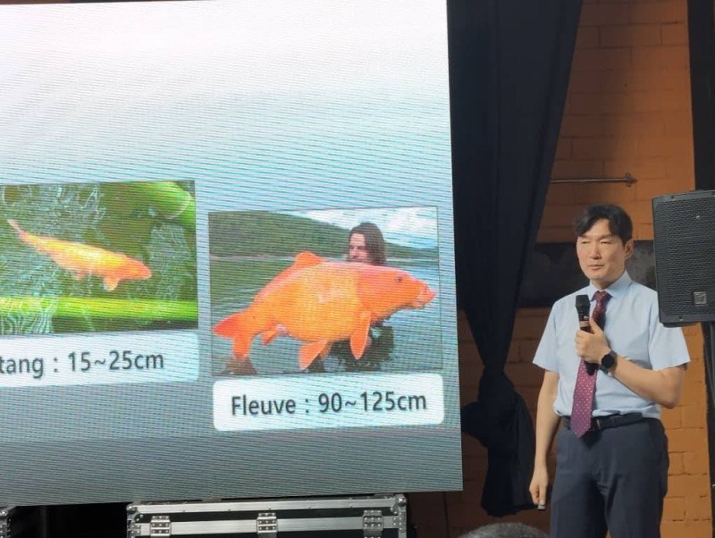 Le Pasteur Lu Jung Do enseigne la règle de Koi. (Ph: Dr)