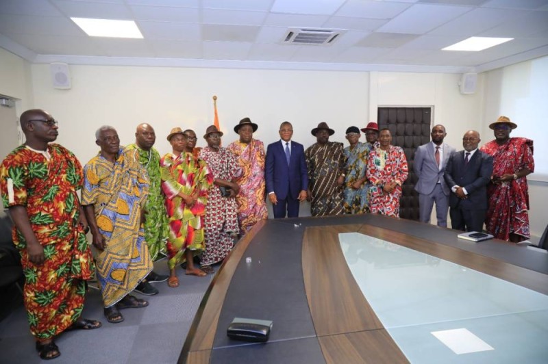 Le ministre Bruno Koné et ses hôtes. (Ph: Dr)