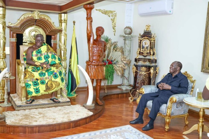 Le Président Alassane Ouattara en compagnie du Roi des Ashanti. (DR)