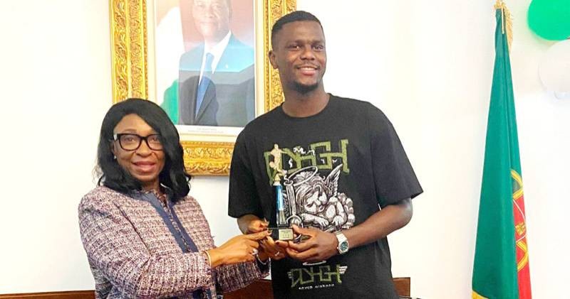 L'ambassadeur de Côte d'Ivoire au Portugal, S.E Mme Annick Josiane Capet Bakou en compagnie du joueur ivoirien Ousmane Diomandé. (Ph: Ambassade)
