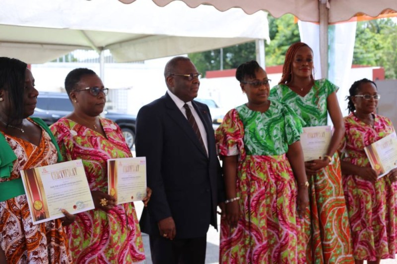 Le président Yua Koffi a remis des diplômes aux femmes après une formation. (Ph: Dr)