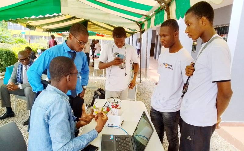 Un ancien étudiant (assis) partageant son expérience avec ses cadets. (Ph: Dr)