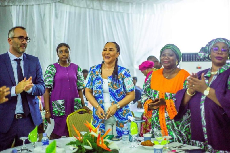 La directrice générale de l'Anaged et son partenaire ont pu marquer cette célébration en compagnie des femmes. (Photo : Dr)