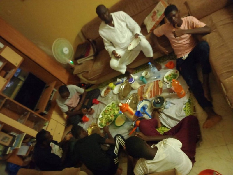 Les hommes prennent leur repas sur un tapis. (Ph: Dr)