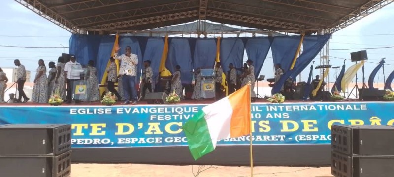une vue du podium aménagé pour la célébration des 40 ans de l'Eglise