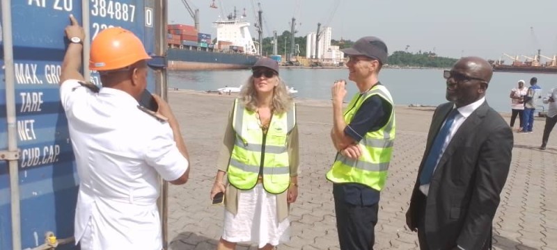 Francesca Di Mauro en pleine visite guidée du port