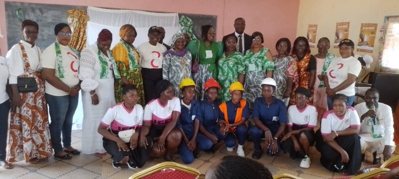 Des apprenantes du lycée professionnel et de l'Ifef en compagnie des officiels de 