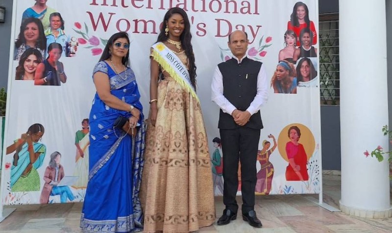 Miss Côte d'Ivoire(au centre) a été l'invitée spéciale de l'ambassade de l'Inde en Côte d'Ivoire(Dr)