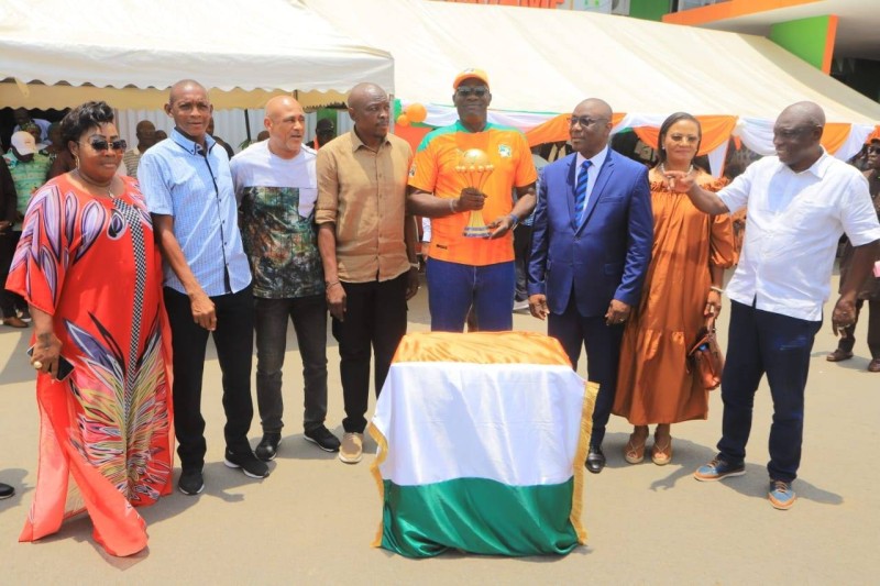 Le maire d'Adjamé, Farikou Soumahoro, tient fièrement le trophée dans ses mains. (Ph: Dr)