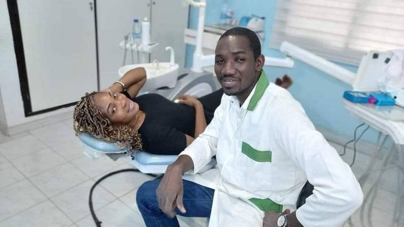 Le chirurgien-dentiste, Dr Kouakou Kouamé Arsène à son cabinet à Abidjan. (Ph: Dr)