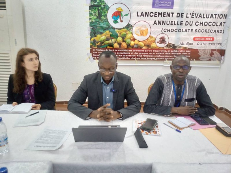 Le conférencier Amourlaye Touré (au centre) s'est prononcé sur l'industrie du chocolat en Côte d'Ivoire. (Franck YEO)