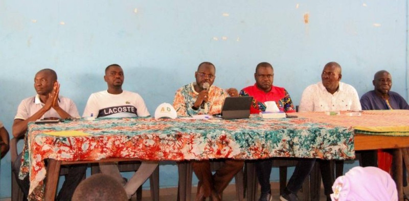 
Le Secrétaire Rhdp de la zone 1 de Doropo, Abdoulaye Lamine Dembélé (au micro)