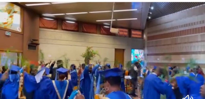 Les fidèles chrétiens dans la joie célèbrent l'entrée de Jésus Christ à Jérusalem. (Dr)