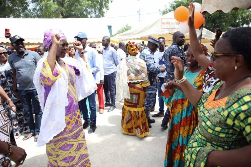 La ministre Kaba Nialé et ses hôtes salués par les populations (DR)