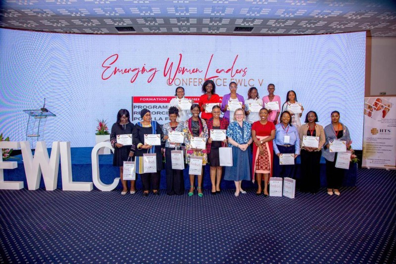 De jeunes entrepreneures ayant pris part à une formation ont reçu leurs diplômes de participation. (DR)