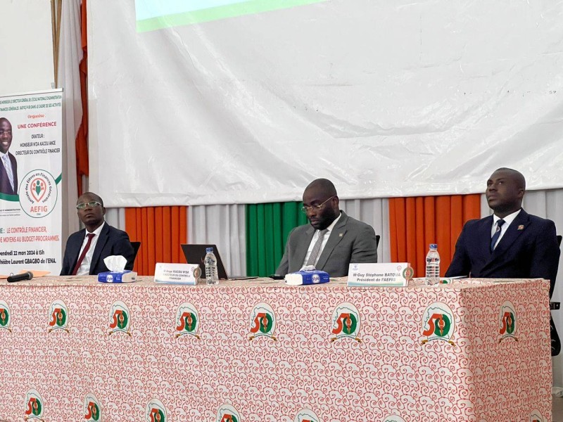 N'Da Kacou (au centre), conférencier. (DR)
