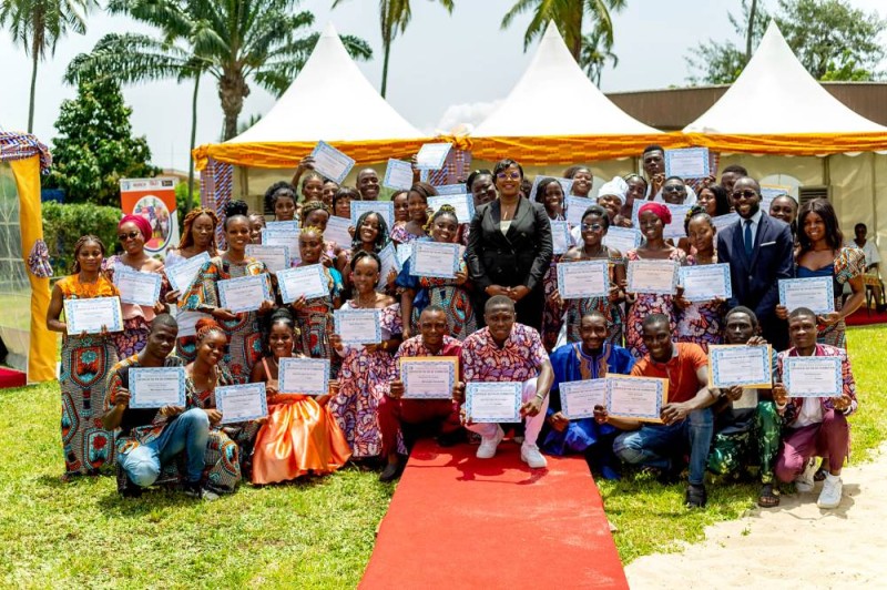 Les apprentis autour de la présidente dela Fondation BJKD, Mme Olga Djadji