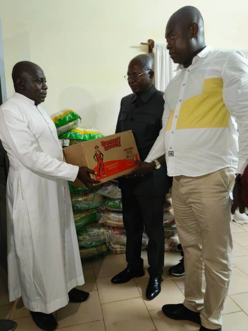Léon Kacou Adom fait plusieurs dons aux musulmans et chrétiens. (DR)