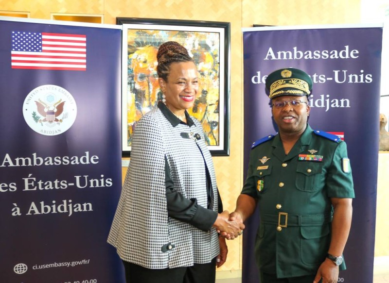 L'ambassadeur Jessica Bah des Etats-Unis et le général de Brigade Jean-Christophe Mouho de la Côte d'Ivoire au cours de l'ouverture du séminaire (Ph: DR)