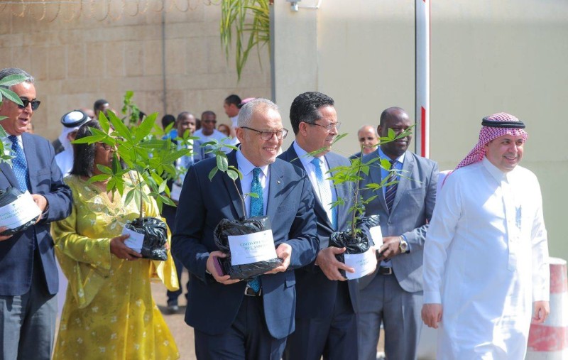 L'Ambassadeur d'Arabie Saoudite et ses invités en route pour offrir des plants aux automobilistes