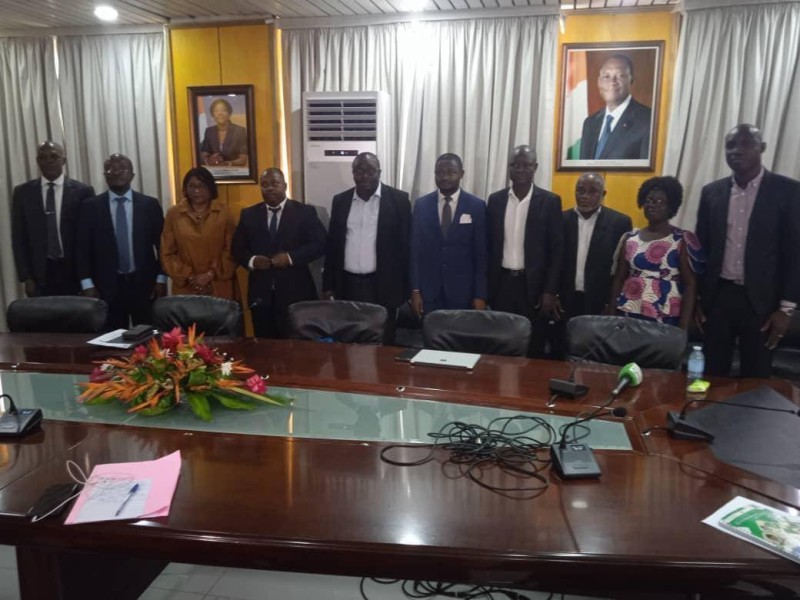 La coordinatrice de la Ramaed (3e de la gauche vers la droite) posant avec les membres de la Dcspa. (Ph: Dr)