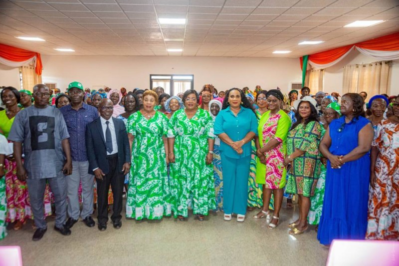 Harlette Badou N'Guessan avec ses femmes (DR)