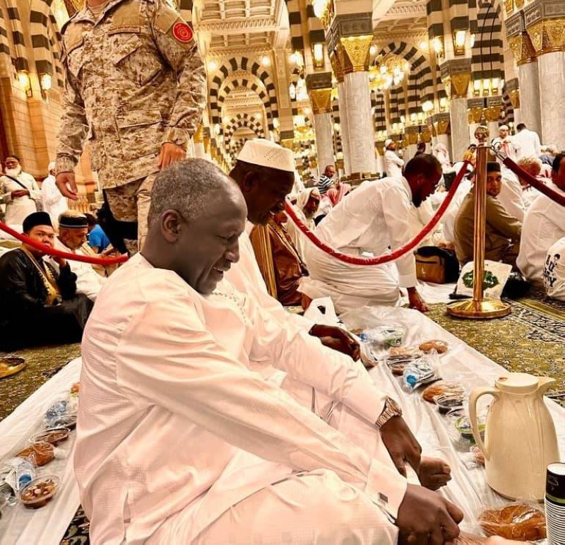 Adama Bictogo à la prière à la Mecque (DR)