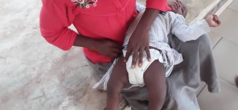 Une mère mettant la couche à son bébé. (Ph: Dr)
