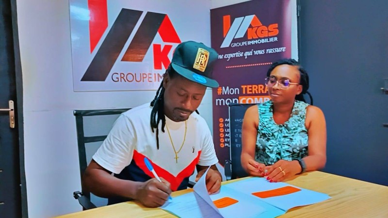 Rufin Nouama signant un partenariat avec un partenaire de l'évènement