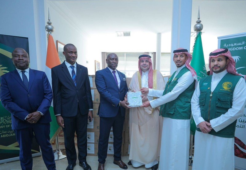 L'ambassadeur d'Arabie Saoudite en Côte d'Ivoire actant avec Dg des relations bilatérales, l’ambassadeur Filbert Kouassi Gleglaud le don fait à la Côte d'Ivoire