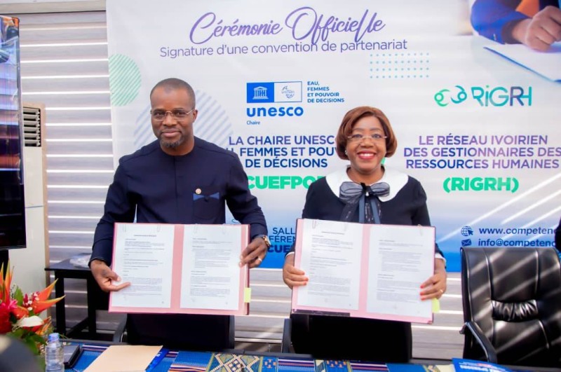 : La Titulaire de la Chaire Unesco « Eau, Femmes et Pouvoir de décision » et le président du Righ, après la signature de la convention. (Ph: Dr)