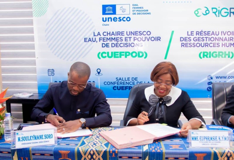 Souleymane Soro, directeur des ressources humaines du groupe Cémoi et Euphrasie Kouassi Yao ont paraphé les documents relatifs au partenariat. (Ph: Dr)