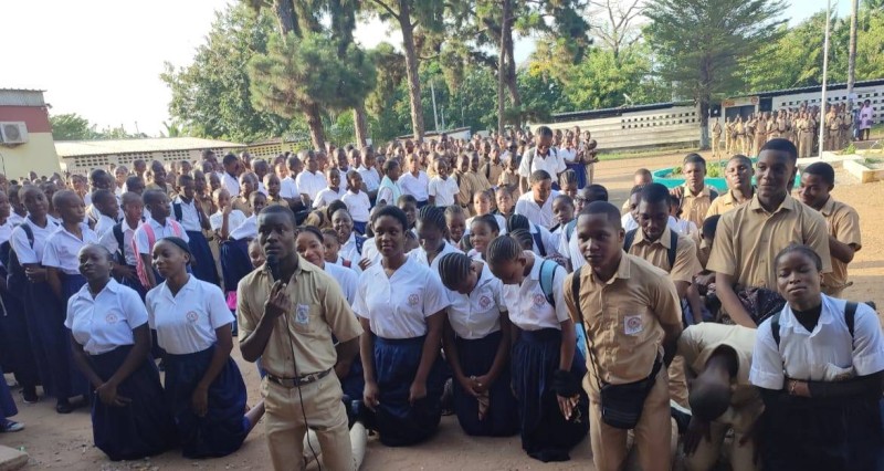 L'image des élèves du lycée moderne de Cocody demandant pardon au corps professoral