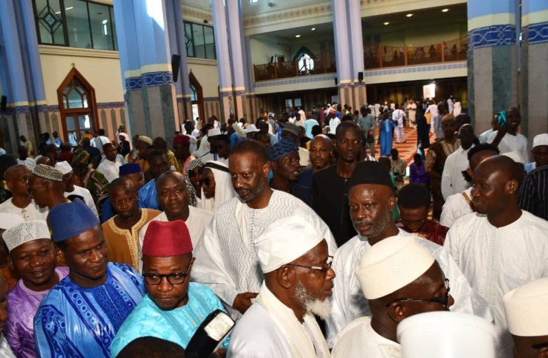 Le président du Pdci-Rda, Tidjane Thiam parmi les fidèles musulmans à la grande mosquée du Plateau, lors de la prière de l’Aid El Fitr.