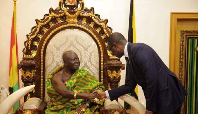 Tidjane Thiam saluant le roi Otumfuo Oséi Tutu II. (Ph: Dr)